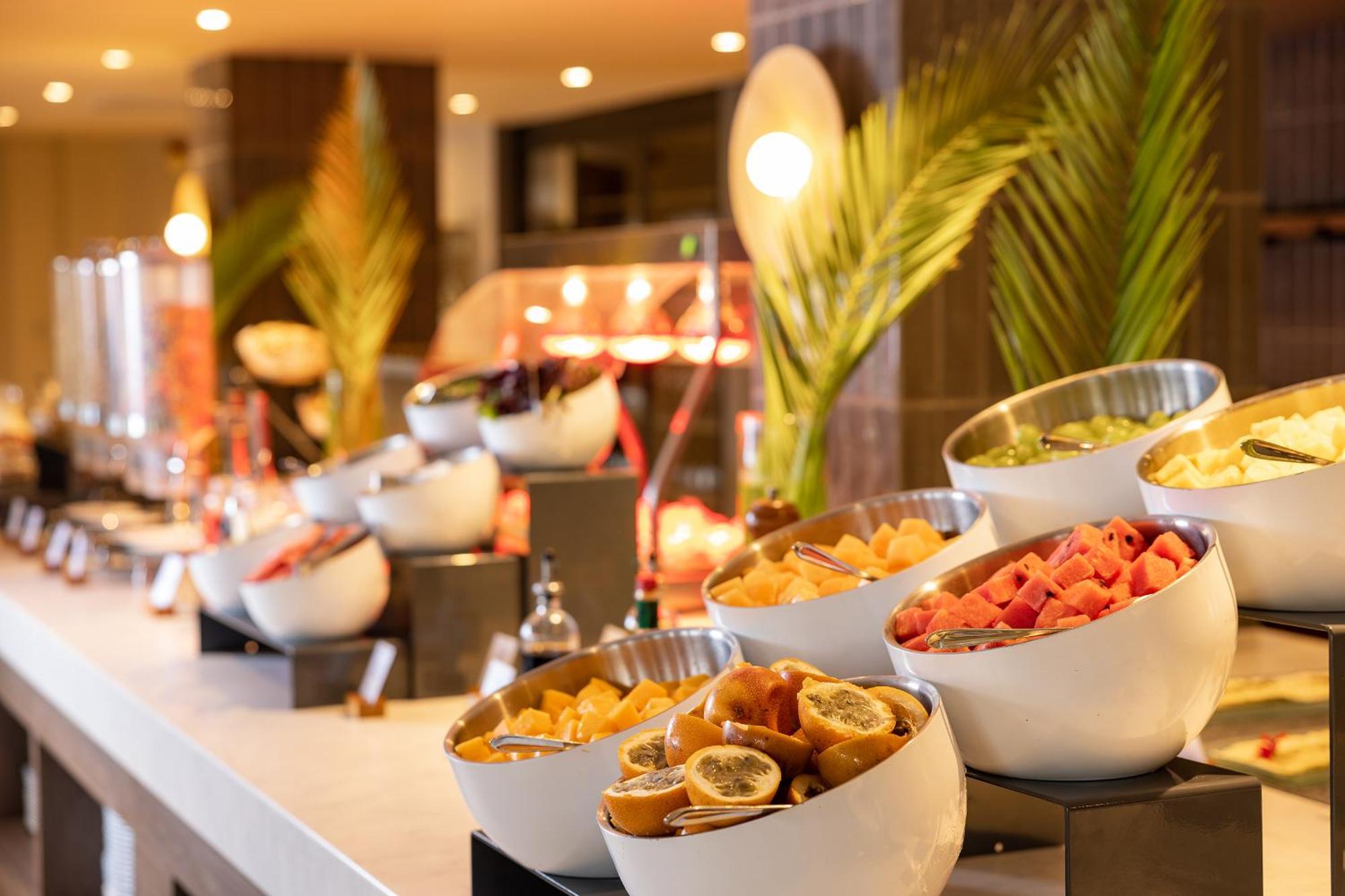 Aranwa Paracas Resort & Spa Eksteriør billede A buffet at a hotel