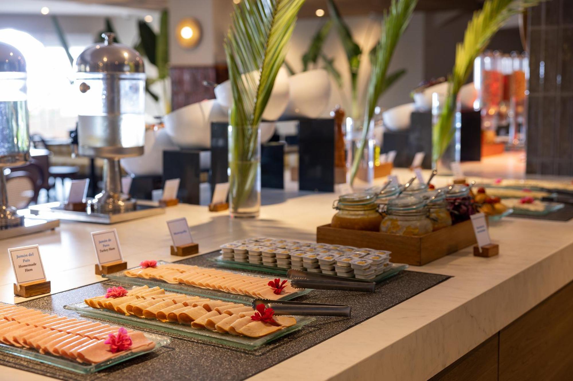 Aranwa Paracas Resort & Spa Eksteriør billede A buffet at a hotel