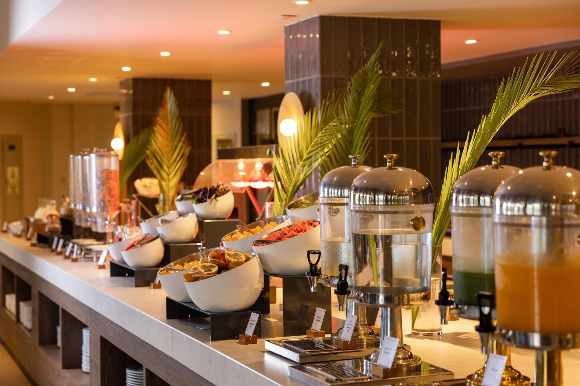 Aranwa Paracas Resort & Spa Eksteriør billede A buffet at a hotel