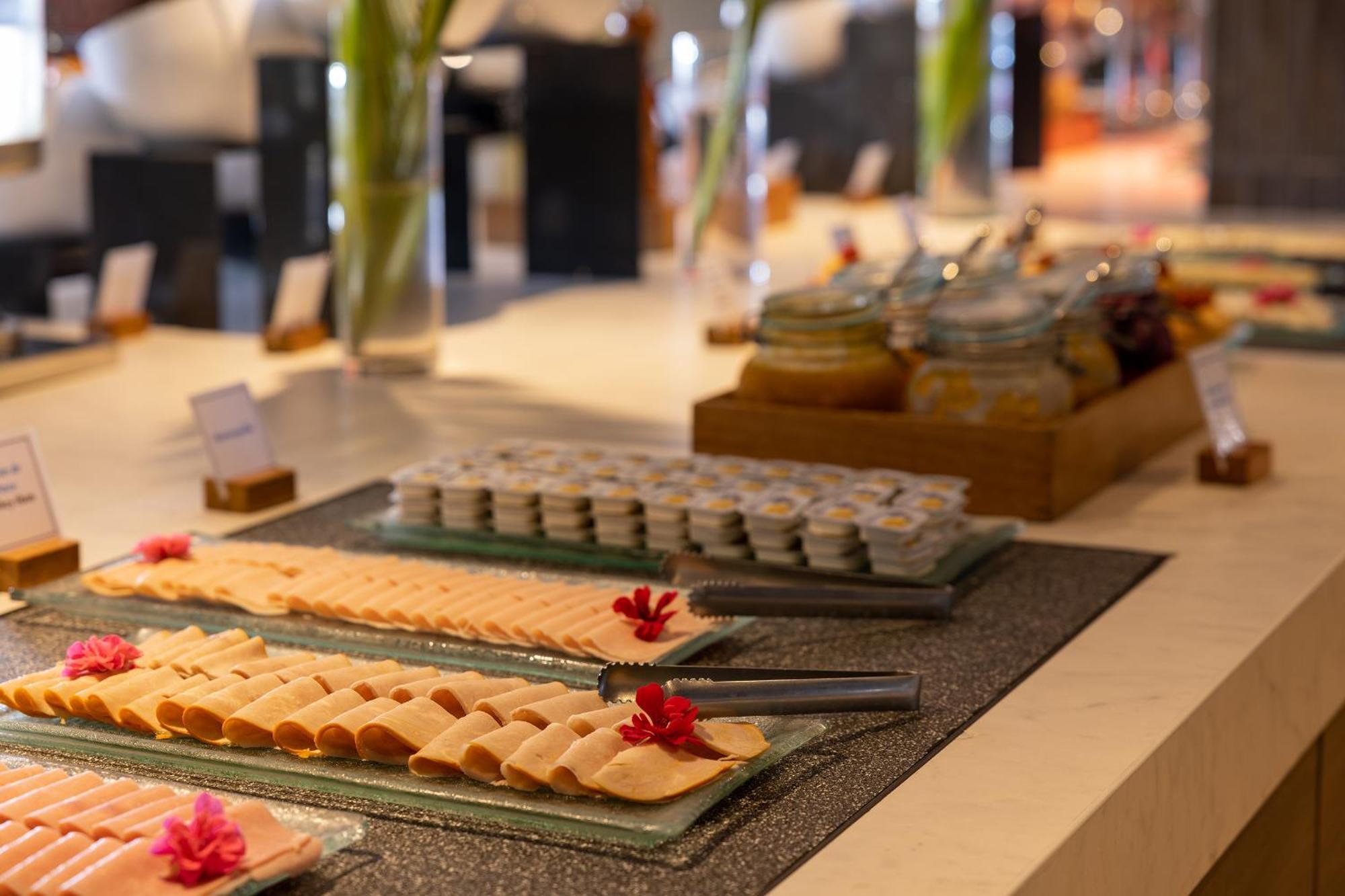 Aranwa Paracas Resort & Spa Eksteriør billede A buffet at a hotel